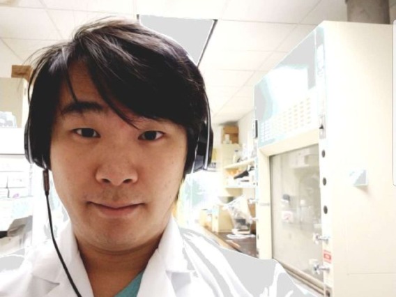 Andrew Tang taking a selfie in his lab
